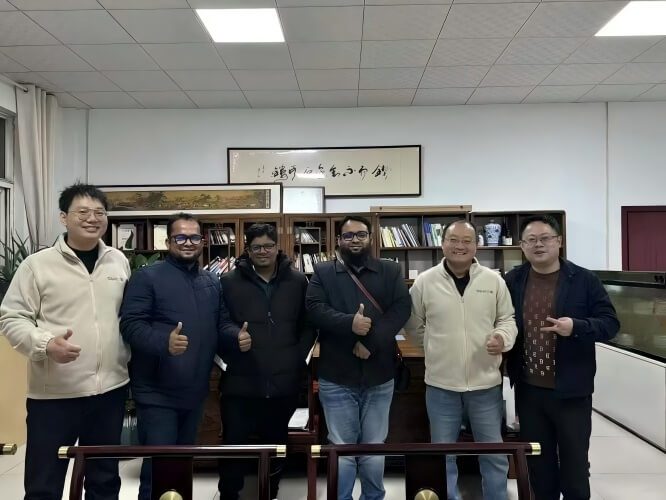 工厂接待与客户参观过程中展示生产环境的场景。